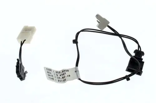 Kabeladapter von Bosch mit mehreren Anschlüssen, einschließlich eines weißen und eines schwarzen Steckeransatzes, verbunden durch schwarze Kabel. Sichtbarer Aufkleber mit Code und Daten.